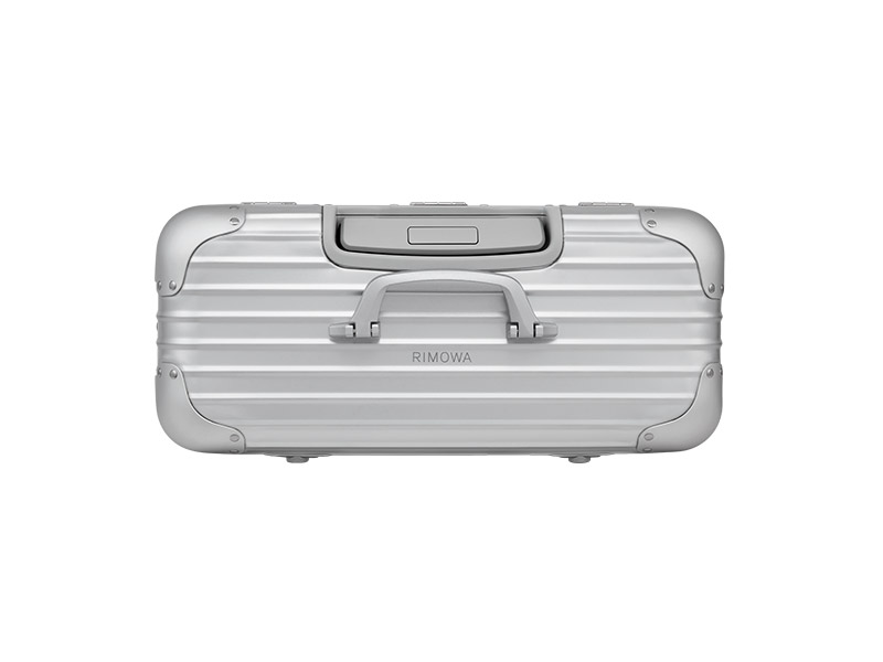 حقيبة ORIGINAL PILOT SILVER الجديدة تعيد صياغة تصميم كلاسيكي من RIMOWA ليخلب ألباب المسافرين في رحل عمل والفنانين على حدٍّ سواء